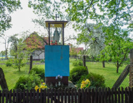 Przydrożna kapliczka oszklona z figurą św. Maryi. Nietuszkowo, gmina Chodzież, powiat chodzieski.