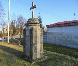 Przydrożny krzyż murowany stojący na rozstaju dróg. Szamocin, powiat chodzieski.