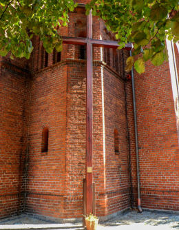 Krzyż przy dawnym kościele ewangelickim. Budzyń, powiat chodzieski.