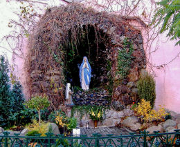 Grota Matki Bożej z Lourdes przy kościele parafialnym św. Floriana. Chodzież, powiat chodzieski.