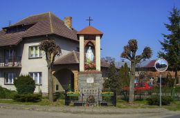 Przydrożna kapliczka murowana z frigurą św. Maryi. Huta, gmina Czarnków, czarnkowsko-trzcianecki.