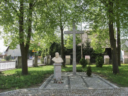 Krzyż i popiersie Jana Pawła II przy kościele św. Apostołów Piotra i Pawła. Gulcz, gmina Wieleń, czarnkowsko-trzcianecki.