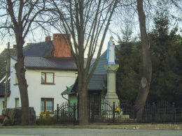 Przydrożna kapliczka kolumnowa z figurą Matki Boskiej. Gulcz, gmina Wieleń, czarnkowsko-trzcianecki.