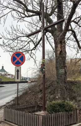 Krzyż przydrożny przy skrzyżowaniu ulicy Gdańskiej i Orcholskiej. Gniezno, powiat gnieźnieński.