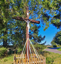 Przydrożny krzyż drewniany stojący na rozstaju dróg. Popowo Podleśne,  gmina Mieleszyn. powiat gnieźnieński.