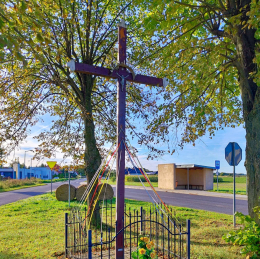 Przydrożny krzyż metalowy. Przysieka,  gmina Mieleszyn. powiat gnieźnieński.
