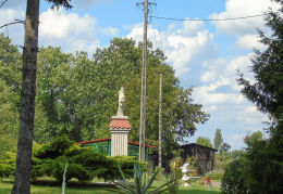 Figura św. Jana Nepomucena w ogrodzie plebanii na Zdzieżu. Borek Wielkopolski, powiat gostyński.