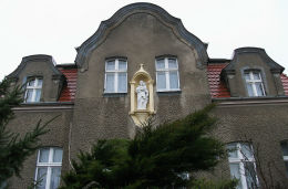Kapliczka na ścianie domu zakonnego na Zdzieżu Borek Wielkopolski, powiat gostyński.