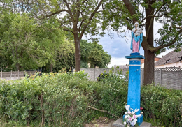 Przydrożna kapliczka kolumnowa z figurą Matki Bożej. Drzewce, gmina Poniec, powiat gostyński, woj. wielkopolskie.