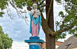 Figura Matki Bożej na szczycie kapliczki kolumnowej. Drzewce, gmina Poniec, powiat gostyński, woj. wielkopolskie.