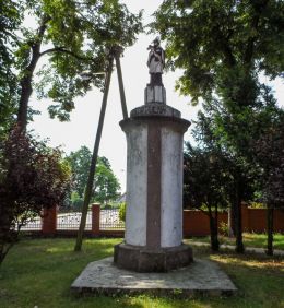Kapliczka przydrożna, kolumnowa z figurą Świętego Jana Nepomucena. Niepart - gmina Krobia, powiat gostyński.