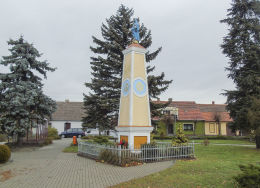 Kapliczka z figurą Matki Boskiej na Rynku. Pogorzela, powiat gostyński.