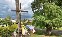 Krzyż drewniany stojący na rozstaju dróg. Śmiłowo, gmina Poniec, powiat gostyński, woj. wielkopolskie.