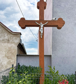 Przydrożny krzyż drewniany obok domu nr 12. Śmiłowo, gmina Poniec, powiat gostyński, woj. wielkopolskie.