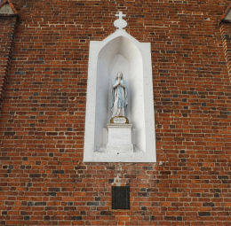 Figura Matki Boskiej w ścianie kościoła. Stary Gostyń, gmina Gostyń, powiat gostyński.