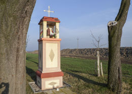 Przydrożna kapliczka z figurą Chrystusa Frasobliwego. Żytowiecko, gmina Poniec.