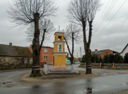 Przydrożna kapliczka Matki Boskiej w centrum wsi. Gradowice, gmina Wielichowo, powiat grodziski.