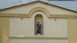 Figura św. Antoniego Padewskiego na budynku plebanii kościoła Ducha Świętego. Grodzisk Wielkopolski, powiat grodziski.