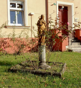 Figura Najświętszego Serca Pana Jezusa przed plebanią kościoła św. Jadwigi. Grodzisk Wielkopolski, powiat grodziski.