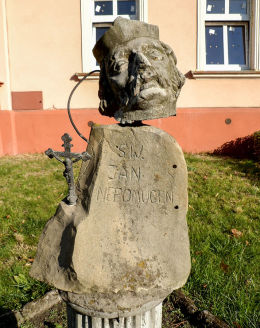 Fragmenty zniszczonej barokowej figury św. Jana Nepomucena przed plebanią kościoła św. Jadwigi. Grodzisk Wielkopolski, powiat grodziski.