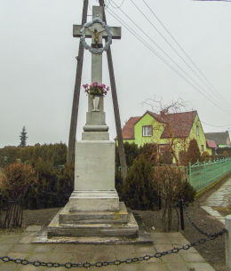 Przydrożny krzyż kamienny przy wyjeździe w kierunku Grodziska Wielkopolskiego. Kamieniec, powiat grodziski.