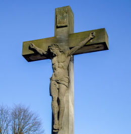 Kamienny krzyż na cmentarzu parafialnym. Kamieniec, powiat grodziski.