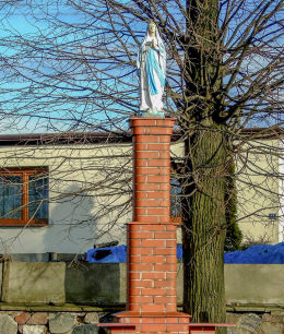Przydrożna kapliczka słupowa Matki Boskiejna cmentarzu parafialnym. Kamieniec, powiat grodziski.