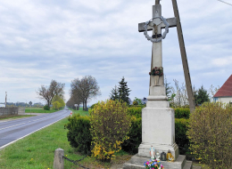 Krzyż betonowy. Kamieniec, powiat grodziski, woj. wielkopolskie.