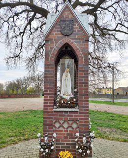 Kapliczka Matki Bożej Fatimskiej obok kościoła św. Wawrzyńca. Kamieniec, powiat grodziski, woj. wielkopolskie.