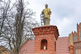 Figura św. Wawrzyńca na szczycie kapliczki słupowej. Kamieniec, powiat grodziski, woj. wielkopolskie.