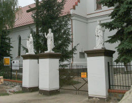 Figury świętych na słupach kościelnej bramy. Konojad, gmina Kamieniec, powiat grodziski.