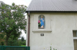 Kapliczka wnękowa w ścianie domu przy ul. Głównej 11. Konojad, gmina Kamieniec, powiat grodziski.