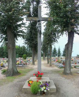 Krzyż na cmentarzu parafialnym. Konojad, gmina Kamieniec, powiat grodziski.
