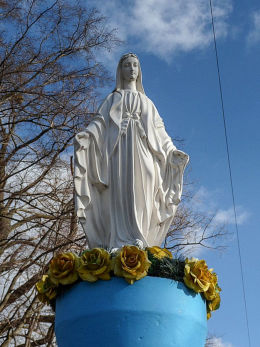 Figura Matki Boskiej przy parku dworskim. Niemierzyce, gmina Granowo, powiat grodziski.