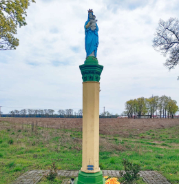 Przydrożna kapliczka z figurą Matki Bożej. Sepno, gmina Kamieniec, powiat grodziski, woj. wielkopolskie.