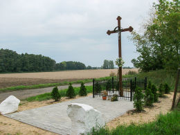 Krzyż przydrożny w pobliżu zespołu pałacowo-parkowego. Szczepowice, gmina Kamieniec, powiat grodziski.