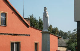 Przydrożna kapliczka słupowa Matki Boskiej przed posesją przy ul. Podgórnej 42. Trzcinica, gmina Wielichowo, powiat grodziski.
