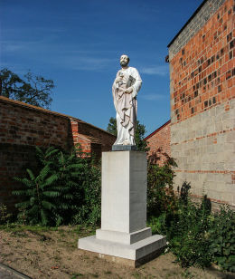 Figura św. Pawła przy kościele św. Jadwigi. Wilkowo Polskie, gmina Wielichowo, powiat grodziski.