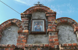 Obraz Matki Boskiej w szczycie bramy prowadzącej do kościoła św. Jadwigi. Wilkowo Polskie, gmina Wielichowo, powiat grodziski.