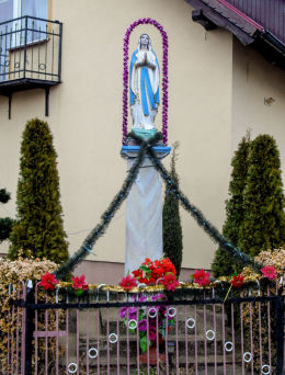 Przydrożna kapliczka kolumnowa z figurą Matki Boskiej przy ulicy Głównej. Wilkowo Polskie, gmina Wielichowo, powiat grodziski.
