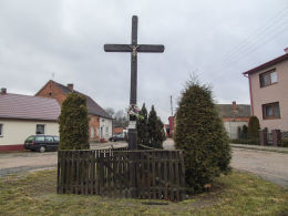 Krzyż przydrożny u zbiegu ulicy Krótkiej z Przemysłową. Wilkowo Polskie, gmina Wielichowo, powiat grodziski.