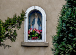 Przydrożna kapliczka wnękowa na ścianie domu przy ulicy Kościańskiej. Wilkowo Polskie, gmina Wielichowo, powiat grodziski.