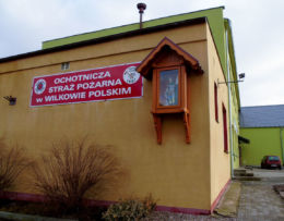 Kapliczka św. Floriana na ścianie remizy strażackiej. Wilkowo Polskie, gmina Wielichowo, powiat grodziski.