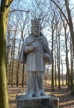 Figura św. Jana Nepomucena przed klasztorem franciszkanów. Woźniki, gmina Grodzisk Wielkopolski, powiat grodziski.