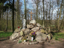 Kapliczka Chrystusa w lesie otaczającym klasztor Woźniki, gmina Grodzisk Wielkopolski, powiat grodziski.