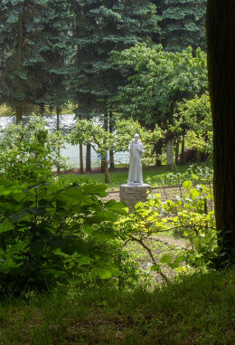 Figura św. Franciszka w klasztornym ogrodzie. Woźniki, gmina Grodzisk Wielkopolski, powiat grodziski.