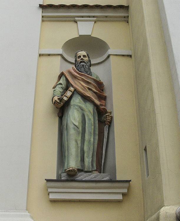 Figura św. Pawła w fasadzie kościoła św. Walentego. Radlin, gmina Jarocin, powiat jarociński.