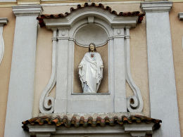 Figura Najświętszego Serca Pana Jezusa w fasadzie kościoła św. Małgorzaty. Cielcza, gmina Jarocin, powiat jarociński.