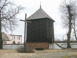Krzyż i dzwonnica przy kościele św. Walentego. Radlin, gmina Jarocin, powiat jarociński.