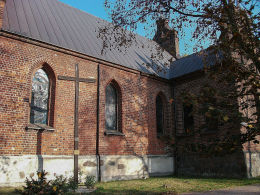 Krzyż przy kościele parafialnym Dobrego Pasterza i św. Mikołaja. Ślesin, powiat koniński.